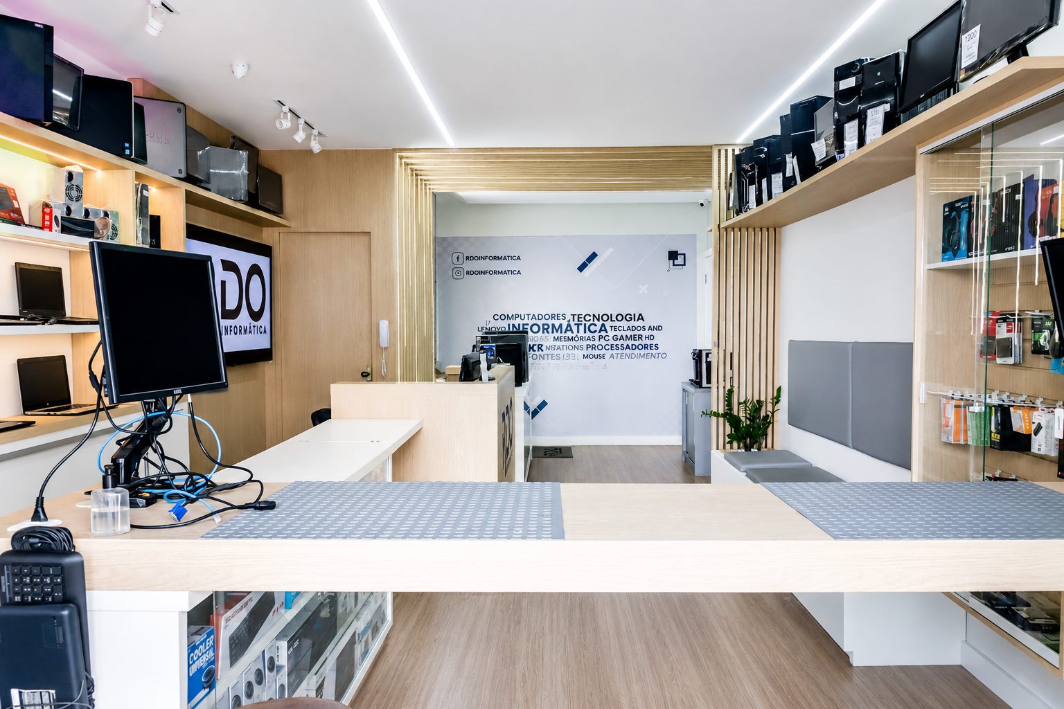 Showroom da RDO Informática em Bonsucesso — balcão e produtos expostos