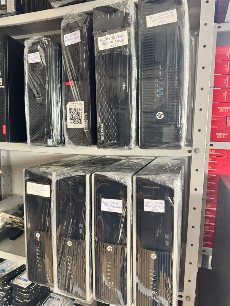 Computadores seminovos aprovados, embalados e etiquetados com a configuração na prateleira do estoque
