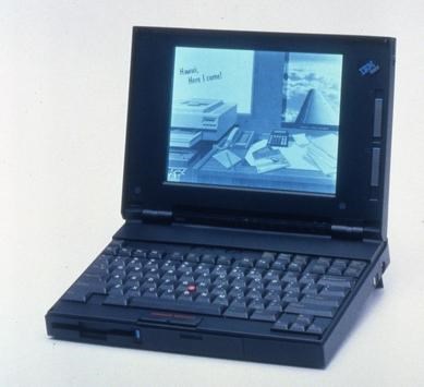 IBM ThinkPad da década de 1990, com tela colorida e TrackPoint vermelho no teclado