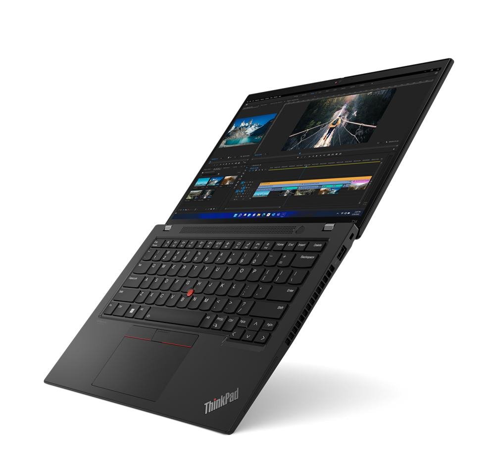 Lenovo ThinkPad atual aberto, mostrando teclado com TrackPoint e tela com software de edição